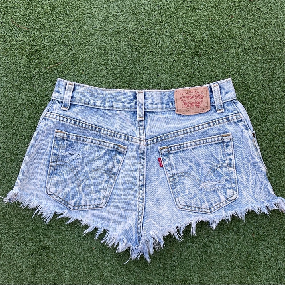 Levi’s Distressed Denim Shorts Acid wash Hi Rise Size 6 casual on trend Preowned